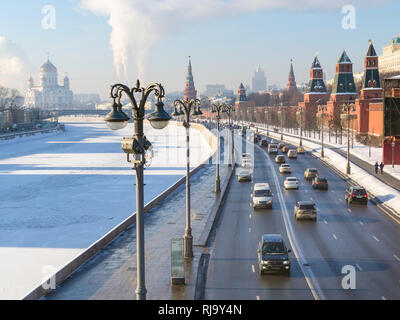 Moscou, Russie - le 24 janvier 2019 : vue ci-dessus des voitures conduire près des murs du Kremlin Kremlin sur le long de la rivière Moskva, remblai gelé en hiver jour ensoleillé Banque D'Images