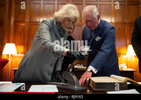 Le Prince de Galles et la duchesse de Cornouailles stamp la Cour suprême joint lors d'une visite à la Cour Suprême du Royaume-Uni à la place du Parlement, Londres, pour commémorer son 10e anniversaire. Banque D'Images