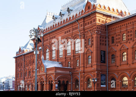 Moscou, Russie - le 24 janvier 2019 : vue de l'ancien bâtiment de l'hôtel de ville sur la place de la révolution avec le Musée de la guerre patriotique de 1812 en t Banque D'Images