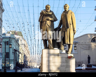 Moscou, Russie - le 24 janvier 2019 : Monument à Nemirovich-Danchenko Stanislavski et Tchekhov (les fondateurs du théâtre d'Art de Moscou) à l'intersection Banque D'Images