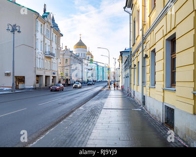 Moscou, Russie - le 25 janvier 2019 : les gens et les voitures à Volhonka street dans la ville de Moscou dans la journée d'hiver. Est Volkhonka une des plus vieilles rues de Moscou, Banque D'Images