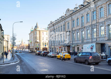 Moscou, Russie - le 25 janvier 2019 : les gens et les voitures à Volhonka Street View et de Kremlin en journée d'hiver. Est Volkhonka une des plus vieilles rues de Mos Banque D'Images