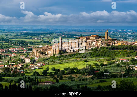 Vallonné typique campagne toscane, la ville médiévale située au sommet d'une colline Banque D'Images