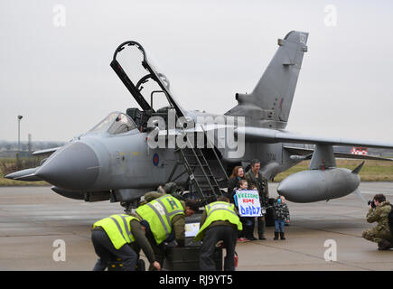 Commandant Commandant de l'Escadre Escadron IX James Heeps pose pour une photo avec sa famille après l'essai de la dernière RAF Tornado Gr4 retour à leur base à RAF Marham à Norfolk, après avoir réalisé les opérations dans le Moyen-Orient pour la dernière fois avant le départ de l'avion. Banque D'Images