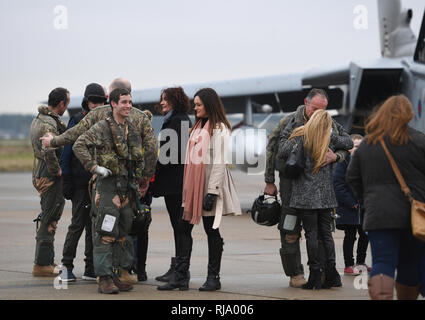 Le Flight Lieutenant Nathan Shawker (à gauche), le dernier pilote à être formés pour voler une tornade, avec sa femme Elkie après l'essai d'un des derniers Tornado Gr4 retour à leur base à RAF Marham à Norfolk, après avoir réalisé les opérations dans le Moyen-Orient pour la dernière fois avant le départ de l'avion. Banque D'Images