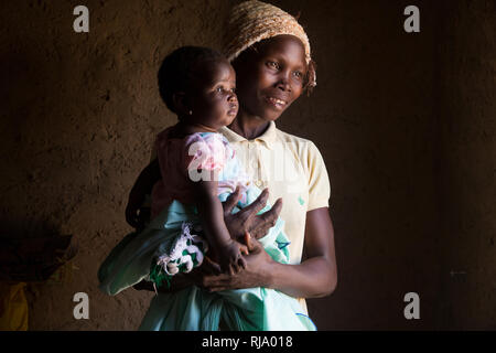 Yarsi village, Yako, 1 décembre 2016; Leontine Ouedraogo, membre du Village Tree Enterprise Shea Group avec son bébé de 5 mois Saminatou Dem. Banque D'Images