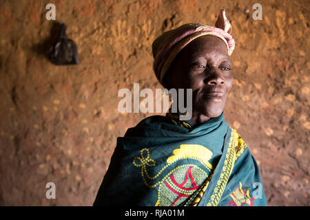 Yarsi village, Yako, 1 décembre 2016; Fati Kogwindiga, 59 ans, chef du groupe des femmes de Shea. Banque D'Images