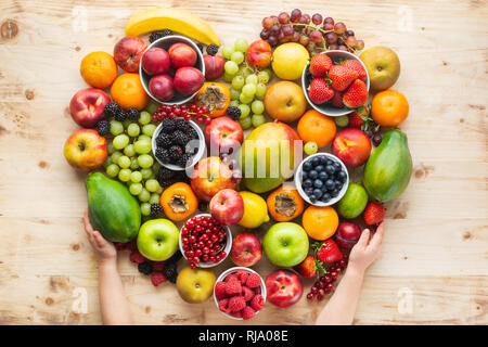 De l'enfant de coeur en arc-en-ciel sain des fruits, les fraises framboises Oranges Pommes Prunes Raisins kiwis mangue papaye bleuets Banque D'Images