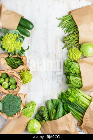 La saine alimentation, l'espace de copie. Marché de producteurs de produire des sacs en papier. Les légumes verts sur le tableau blanc, les pousses de pois céleri courgette avocat Banque D'Images