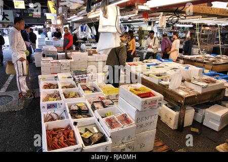 TOKYO - 11 mai : Les acheteurs visitent le marché aux poissons de Tsukiji, le 11 mai 2012 à Tokyo. C'est le plus grand marché de gros poissons et fruits de mer dans le monde. Banque D'Images