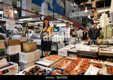 TOKYO - 11 mai : Les acheteurs visitent le marché aux poissons de Tsukiji, le 11 mai 2012 à Tokyo. C'est le plus grand marché de gros poissons et fruits de mer dans le monde. Banque D'Images