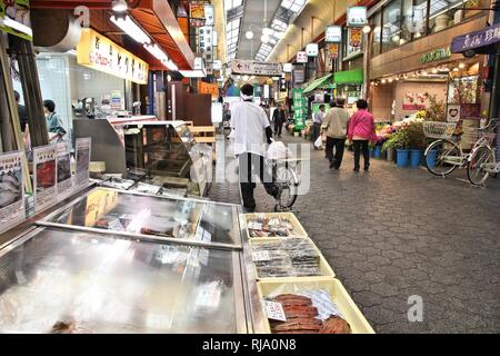 OSAKA, JAPON - 25 avril : Shoppers marcher le long de Nipponbashi Kuromon market le 25 avril 2012 à Osaka, Japon. Selon Tripadvisor, il est en ce moment un Banque D'Images