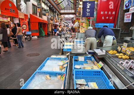 OSAKA, JAPON - 25 avril : Shoppers marcher le long de Nipponbashi Kuromon market le 25 avril 2012 à Osaka, Japon. Selon Tripadvisor, il est en ce moment un Banque D'Images