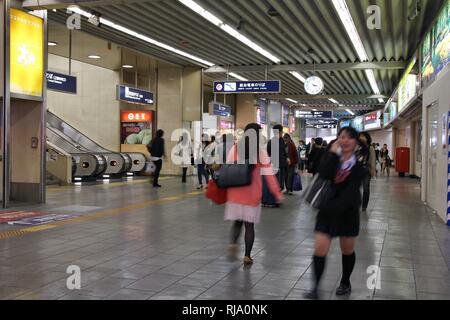 OSAKA, JAPON - 25 avril : Les gens se pressent à la gare d'Umeda d'Osaka le 25 avril 2012 à Osaka, Japon. Il est le plus actif dans le Japon de l'Ouest station desservant ave Banque D'Images