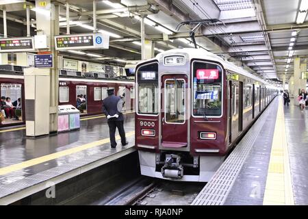 OSAKA, JAPON - 25 avril : les gens à bord des trains de la gare Hankyu Umeda d'Osaka le 25 avril 2012 à Osaka, Japon. Il est le plus actif dans l'ouest de la station Japa Banque D'Images