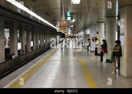 KYOTO, JAPON - 14 avril : Les gens attendent à la gare Keihan le 14 avril 2012 à Kyoto, au Japon. Keihan Railway Company a été fondée en 1949 et est am Banque D'Images