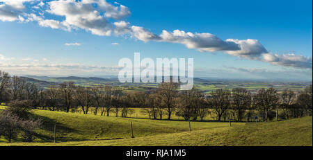 Panorama de Cotswold Hill Broadway à l'extérieur, vers la vallée d'Evesham sous le soleil d'hivers jour Banque D'Images