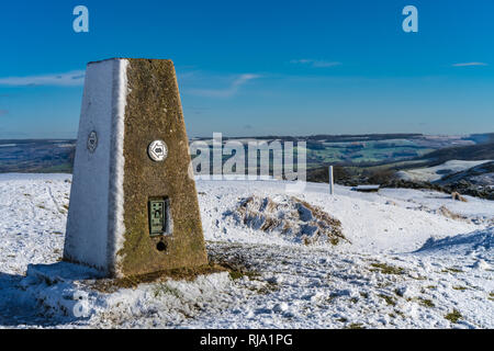 Vue du sommet de Cleeve Hill sur le Cotswold Way, Gloucester UK dont le marqueur de point de trig couvertes de neige en hiver Banque D'Images