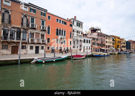 Vue depuis un canal sur les maisons à Venise Banque D'Images