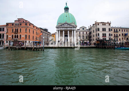 Vue depuis un canal sur les maisons à Venise Banque D'Images