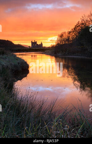 Le Château de Kilchurn capturé au coucher du soleil. Banque D'Images