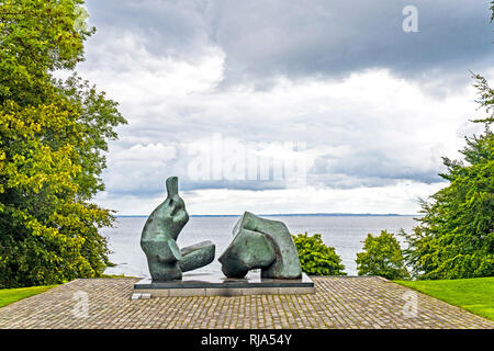 Humlebaek (Danemark) : Musée d'Art moderne, situé sur la rive de l'Øresund, Herny Moore : Deux pièces Figure No 5 inclinables Banque D'Images