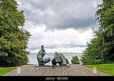 Humlebaek (Danemark) : Musée d'Art moderne, situé sur la rive de l'Øresund, Herny Moore : Deux pièces Figure No 5 inclinables Banque D'Images