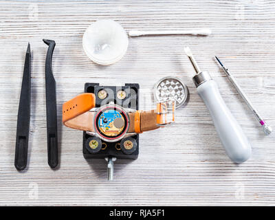 Atelier de réparateur watch - ensemble d'outils pour le remplacement de batterie montre-bracelet quartz sur table en bois Banque D'Images