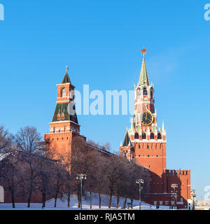 Nabatnaya Tsarskaya, tours Spasskaya et des murs du Kremlin, près de la Place Rouge à Moscou dans la ville journée d'hiver ensoleillée Banque D'Images