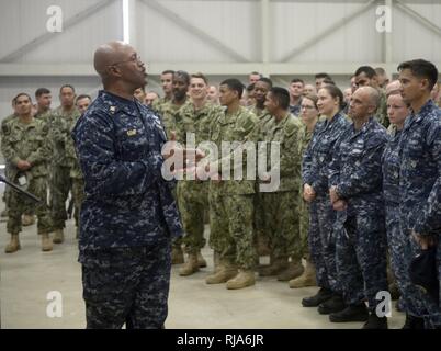 NAS Sigonella, Sicile (nov. 1, 2016) U.S. Naval Forces flotte Europe-afrique Master Chief Raymond D. Kemp, Père, parle avec les marins à bord de la base aéronavale de Sigonella (NAS) pendant un appel mains libres, le 1 novembre. Sigonella NAS fournit des plates-formes opérationnelles à terre qui permettent aux alliés des États-Unis, et les forces du pays partenaire, d'être là où ils sont nécessaires et quand ils sont nécessaires pour assurer la sécurité et la stabilité en Europe, d'Afrique et d'Asie du Sud-Ouest. Banque D'Images