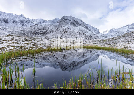 Österreich, Tirol, Stubaier Alpen, Neustift, Spiegelung Alpeiner der Berge in einem kleinen Voir nahe der Schaller-Hütte Banque D'Images