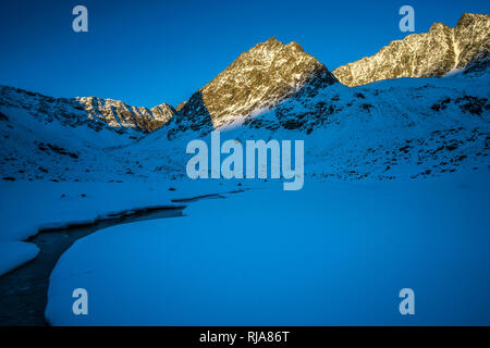 Österreich, Tirol, Stubaier Alpen, Gries im Sellrain, Sulztal, Abendstimmung auf der Winnebachseehütte im Winter Banque D'Images