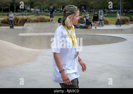 Patineur professionnel femme, Lucy Adams, enseigner aux filles comment patiner au niveau Skatepark à Brighton, East Sussex, Angleterre. Banque D'Images