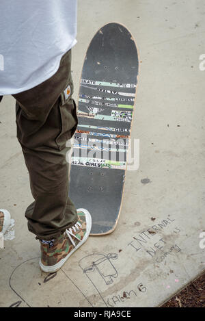 Patineur professionnel femme, Lucy Adams, pose son pied sur son skateboard tout en enseignant les filles comment patiner au niveau Skatepark à Brighton, à l'est Su Banque D'Images