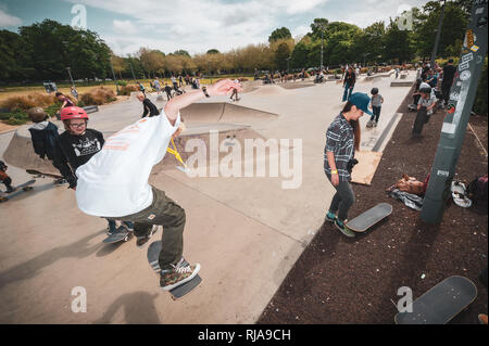 Patineur professionnel femme, Lucy Adams, enseigner aux filles comment patiner au niveau Skatepark à Brighton, East Sussex, Angleterre. Banque D'Images