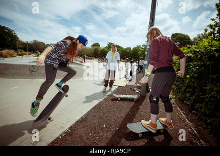 Patineur professionnel femme, Lucy Adams, enseigner aux filles comment patiner au niveau Skatepark à Brighton, East Sussex, Angleterre. Banque D'Images