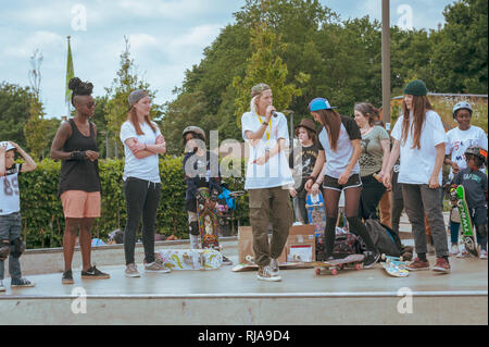 Patineur professionnel femme, Lucy Adams, enseigner aux filles comment patiner au niveau Skatepark à Brighton, East Sussex, Angleterre. Banque D'Images