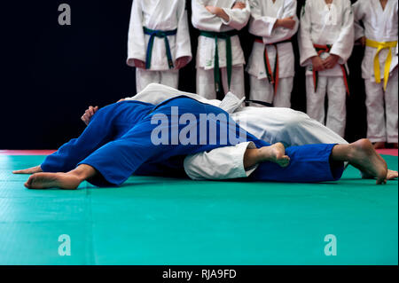 Ceinture noire en Judo immobilise son adversaire au sol Banque D'Images