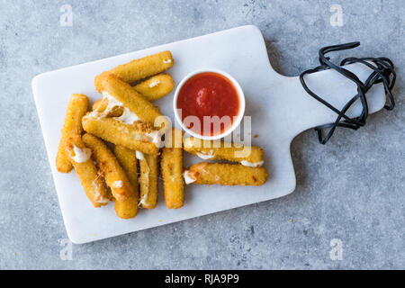 Bâtonnets de fromage mozzarella pané frit avec sauce ketchup. Des repas rapides. Banque D'Images