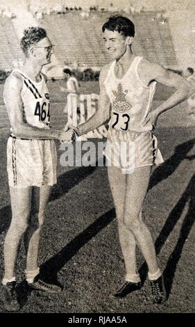 Photo de Duncan McNaughton (1910 - 1998) (à droite) et Bob Van Osdel (1910 - (1987) (à gauche) au cours de l'Jeux olympiques de 1932. Duncan a remporté la médaille d'or au saut en hauteur alors que Bob a pris l'argent. Banque D'Images