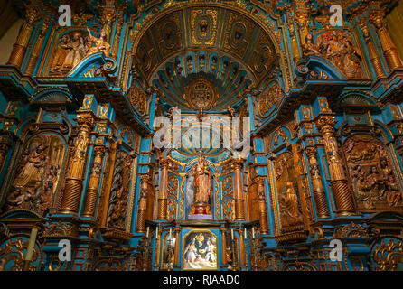 Chapelle intérieur dans la cathédrale métropolitaine de Lima avec la Vierge Marie et l'enfant, un autel de style baroque en bois (bleu et or décorations), Lima, Pérou. Banque D'Images