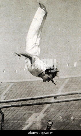 Photographie de Romeo Neri (1903 - 1961) de l'Italie aux Jeux Olympiques. Romeo a remporté la médaille d'or en barres parallèles, le tout autour de l'équipe et les exercices combinés. Banque D'Images