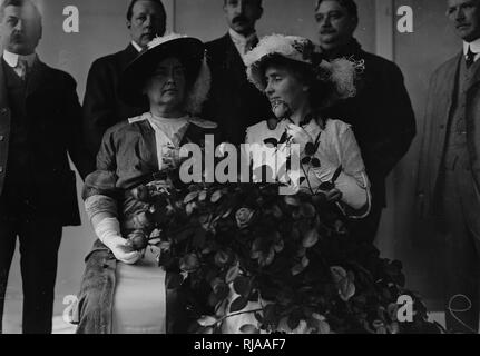 Helen Keller (à droite) avec son professeur Anne Sullivan, 1925. Helen Adams Keller (1880 - 1968) était un écrivain, activiste politique, et conférencier. Elle a été la première personne atteinte de surdi-cécité à gagner d'un baccalauréat. Johanna Anne Sullivan Macy (1866 - 1936), mieux connu sous le nom de Anne Sullivan, était un professeur américain, plus connu pour être l'instructeur et l'éducation et Compagnon de Helen Keller Banque D'Images