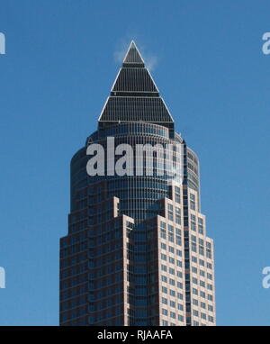 La MesseTurm, ou d'une foire commerciale, une tour de 63 étages et de 257 m (843 ft)[5] gratte-ciel dans la Westend-Süd de Francfort, Allemagne. C'est le deuxième plus haut bâtiment de Francfort, le deuxième plus haut bâtiment de l'Allemagne et le troisième plus haut édifice de l'Union européenne. Il a été le plus grand bâtiment en Europe à partir de son achèvement en 1991 jusqu'en 1997. La MesseTurm de Francfort est situé près du parc des expositions. Helmut Jahn a conçu la MesseTurm dans un style architectural postmoderne. Banque D'Images