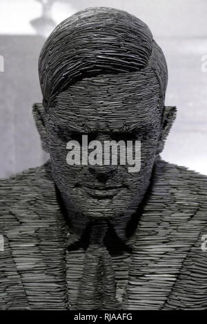 Alan Turing (1912 - 1954), l'anglais scientifique en informatique, mathématicien, logicien, cryptanalyste, philosophe, biologiste théorique. Sculpture en ardoise par Stephen électrique (né le 12 juillet 1966). Cette vie statue grandeur de Alan Turing est au Bletchley Park Museum Banque D'Images