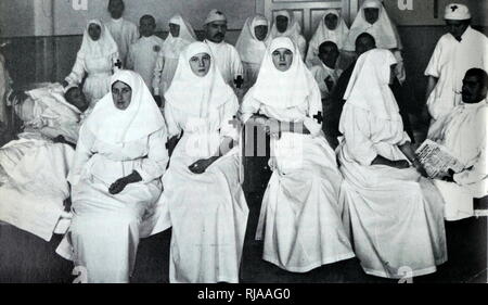 Tsarine (impératrice) de Russie, Alexandra, de la Russie avec la Grande-Duchesse Olga et Tatiana travaillant dans le palais à Tsarskoe Selo converti en hôpital pendant la Première Guerre mondiale. 1916 Banque D'Images