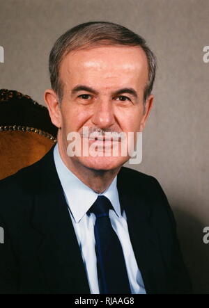 Hafez al-Assad (1930 - 2000);République, homme politique, et le général qui a servi comme président de la Syrie de 1971 à 2000. Il a également été premier ministre de 1970 à 1971, ainsi que secrétaire régional du commandement régional de la République branche régionale du parti socialiste arabe Baas et le Secrétaire général de le commandement national du Parti Ba'ath de 1970 à 2000. Banque D'Images