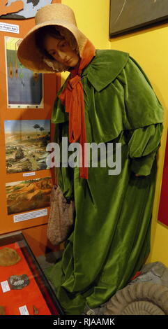 Statue de cire de Mary Anning (1799 - 1847) ; Anglais, collectionneur de fossiles, concessionnaire et paléontologue, qui se sont fait connaître dans le monde entier pour importantes qu'elle a fait en lits fossilifères marins du Jurassique dans les falaises le long de la Manche à Lyme Regis, dans le comté de Dorset, dans le sud-ouest de l'Angleterre. Banque D'Images