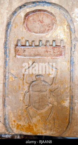 Détail de la liste-roi calcaire ; xixe dynastie. Temple de Ramsès II (Abydos). 1250BC . La liste des rois d'Abydos, également connu sous le nom de la table d'Abydos, est une liste des noms de soixante-six rois de l'Egypte ancienne, trouvé sur un mur du Temple de Seti I à Abydos, Egypte. Il se compose de trois rangées de trente-huit cartouches (frontières contenant le nom d'un roi) dans chaque ligne. Banque D'Images