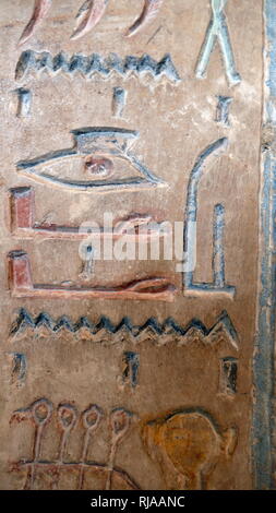 Détail de la liste-roi calcaire ; xixe dynastie. Temple de Ramsès II (Abydos). 1250BC . La liste des rois d'Abydos, également connu sous le nom de la table d'Abydos, est une liste des noms de soixante-six rois de l'Egypte ancienne, trouvé sur un mur du Temple de Seti I à Abydos, Egypte. Il se compose de trois rangées de trente-huit cartouches (frontières contenant le nom d'un roi) dans chaque ligne. Banque D'Images